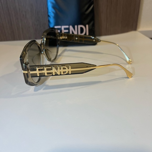 Fendi Sunglasses. NEW - Picture 5 of 8